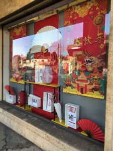 vitrine décorée pharmacie thème de la Chine